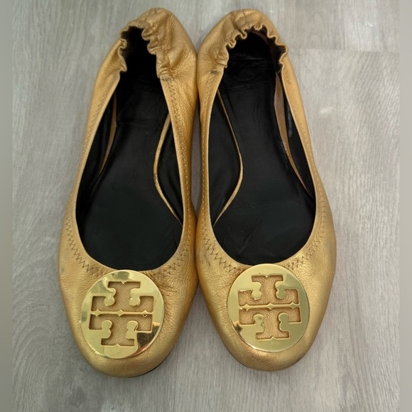 Tory Burch Gold Logo Ballet Flats Elastic Heels Size 9.5 - Picture 1 of 14